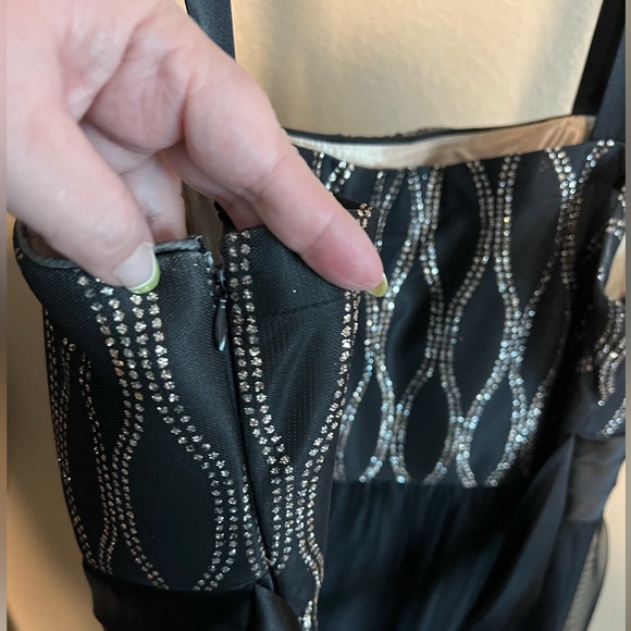 Black and gold ombré A-line cocktail dress - Picture 5 of 5